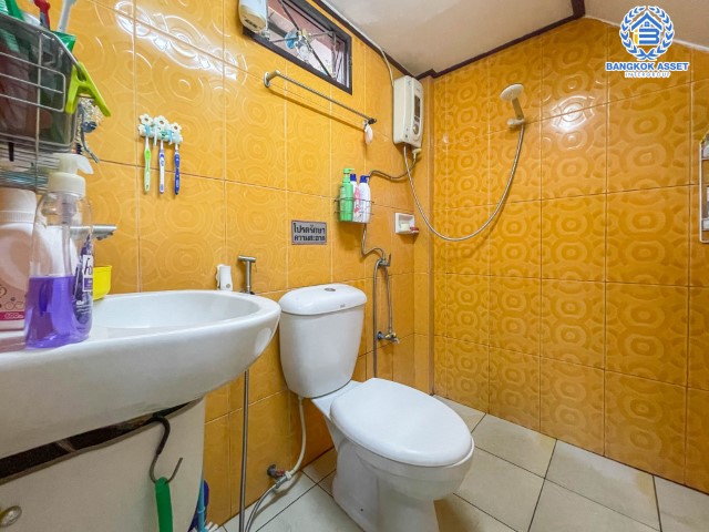 *****ทาวน์เฮ้าส์มือสองย่านนนทบุรี ม.บัวทองเคหะ กาญจนาภิเษก บนเนื้อที่เกือบ 17 ตร.ว. ฟังก์ชัน 2 ห้องนอน 1 ห้องน้ำ 1 ที่จอดรถ บ้านอบอุ่น เหมาะทำการค้า เชื่อมต่อถ.บางกรวย-ไทรน้อย, ถ.กาญจนาภิเษก, ถ.ชัยพฤกษ์ ใกล้รถไฟฟ้าสายสีม่วง "สถานีคลองบางไผ่" รีบจับจองเลย!